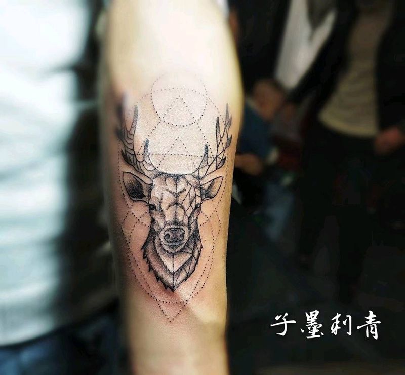 几何鹿头纹身图片