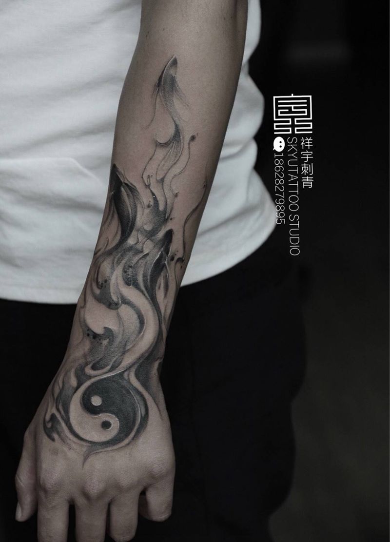 水墨太极鱼纹身图片_手臂水墨太极纹身图案