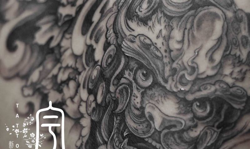 唐狮纹身图片_成品背部传统动物纹身图案