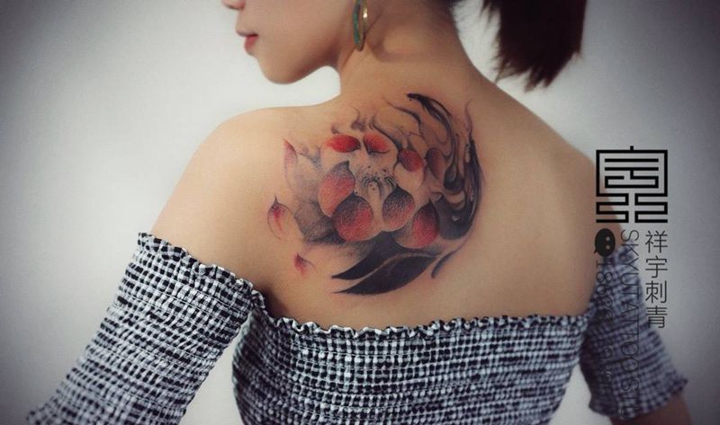 胎记遮盖纹身图片_背部水墨莲花纹身图案
