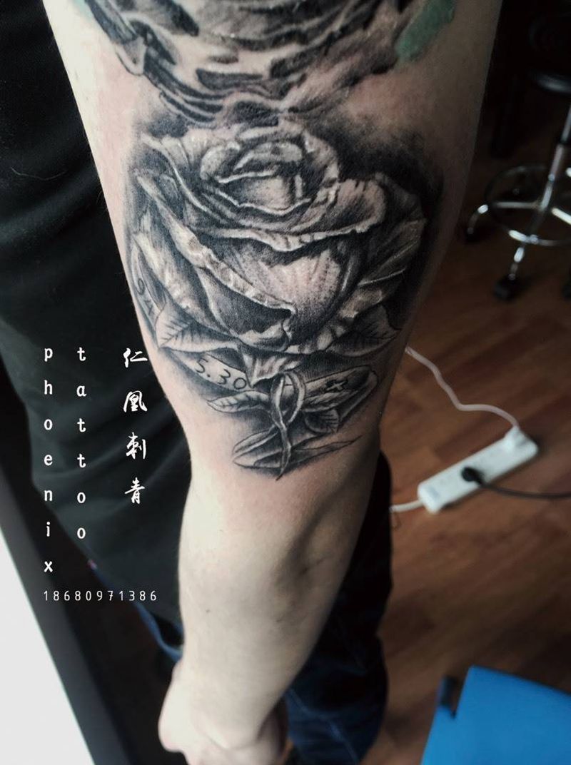 玫瑰纹身图片_成品手臂写实欧美植物纹身图案