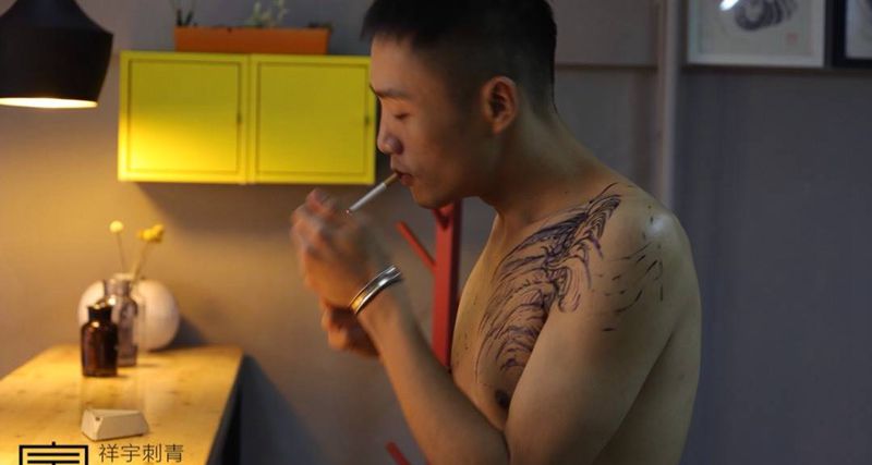 下次见“荣浩”纹身图片_胸部欧美写实羽毛纹身图案