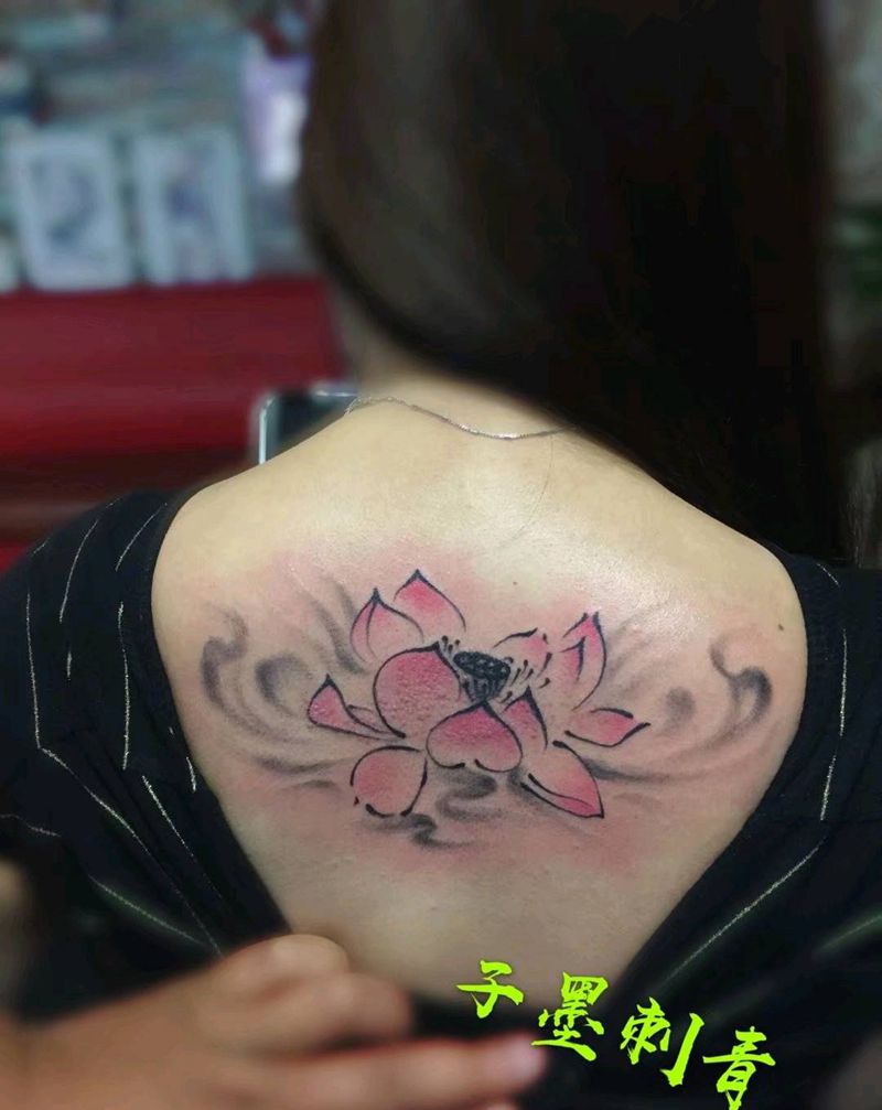 荷花遮盖纹身图片