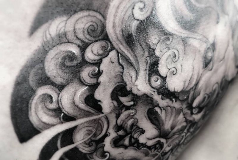 传统黑灰唐狮纹身图片_成品胸部传统动物鬼神纹身图案