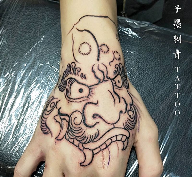 唐狮花手纹身图片_手部新传统纹身图案