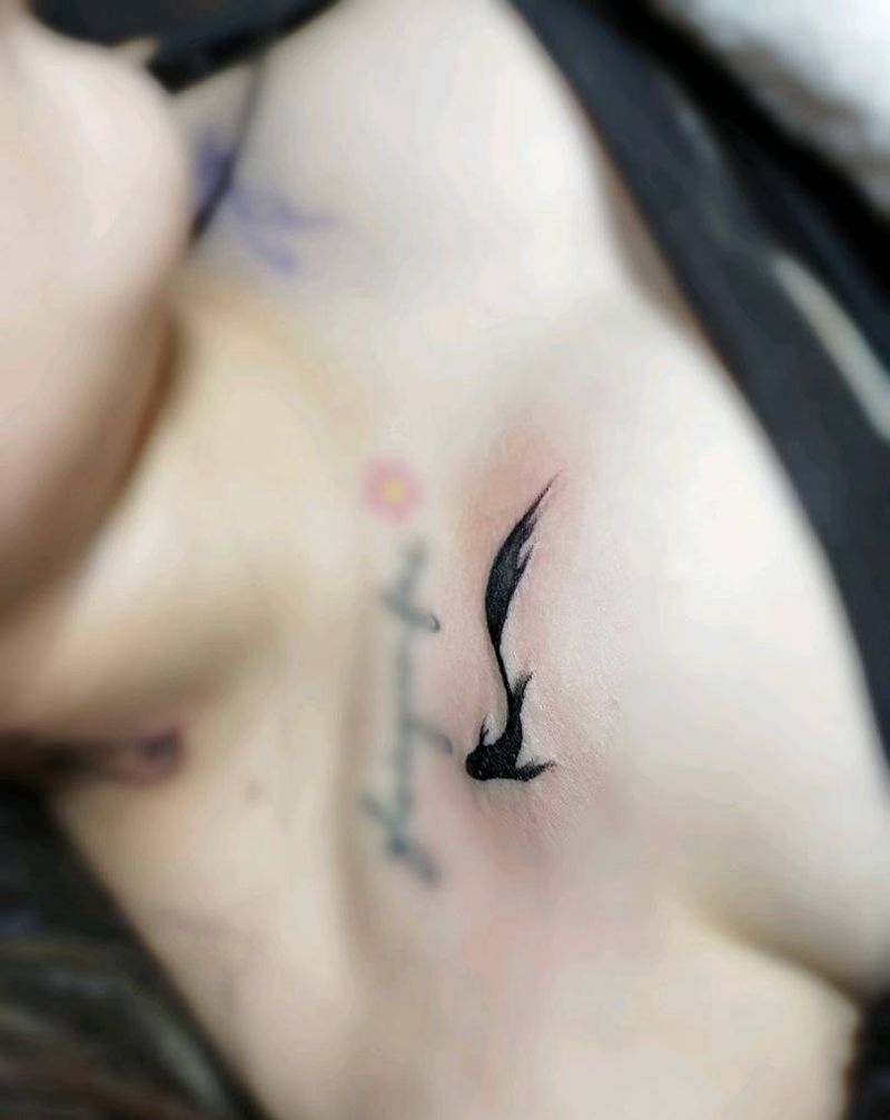 小金鱼纹身图片_胸部水墨纹身图案