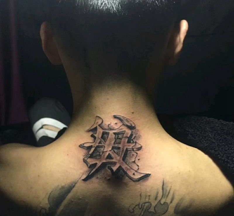 父母纹身图片_颈部纹身图案