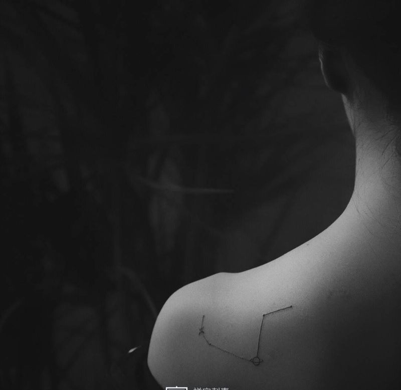 星座纹身图片_清新几何成品肩部纹身图案