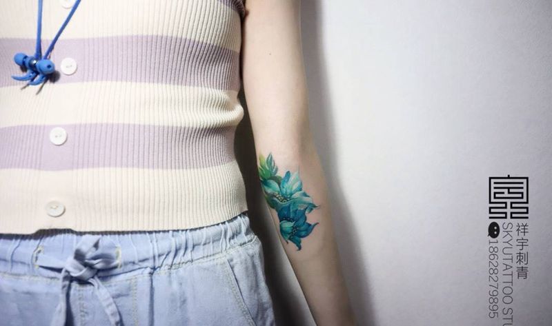 蓝花纹身图片_成品手部写实清新植物原创纹身图案