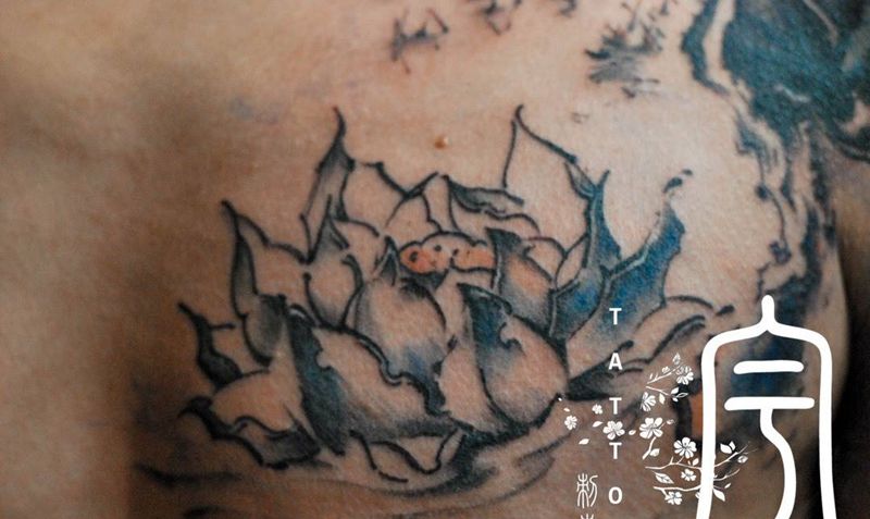 水墨莲鱼遮盖纹身图片_成品手臂胸部国画传统原创纹身图案