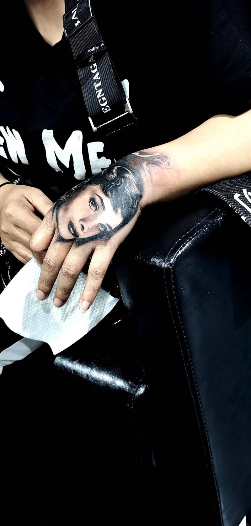 赫本纹身图片_手部欧美写实纹身图案