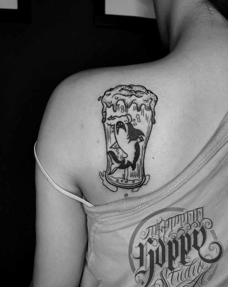 啤酒鲨鱼纹身图片_背部New School点刺纹身图案