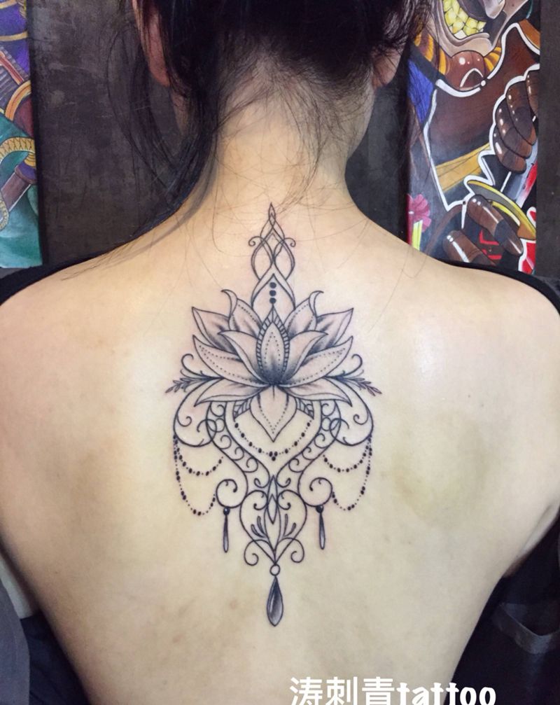 几何纹身图片_背部几何纹身图案