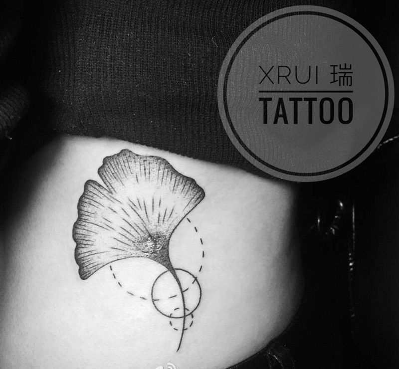 点刺银杏叶纹身图片_成品腰部欧美清新植物几何遮盖点刺纹身图案