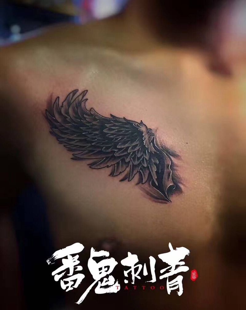 翅膀纹身图片_成品胸部欧美纹身图案