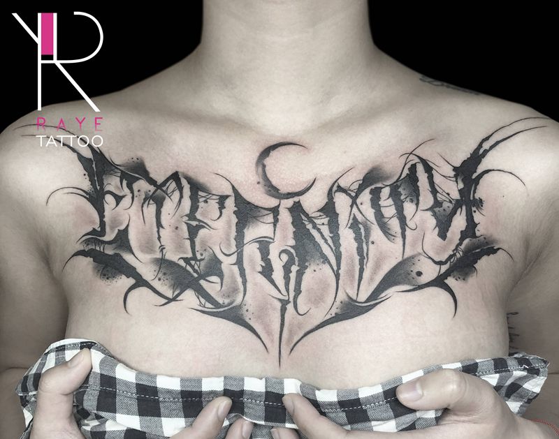 字体花胸纹身图片_胸部点刺花体字花胸纹身图案