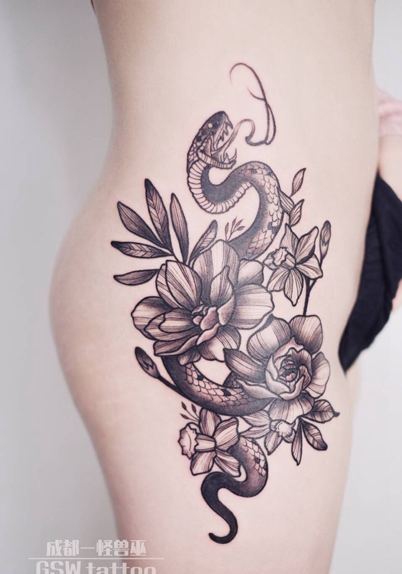 蛇与花纹身图片_臀部纹身图案
