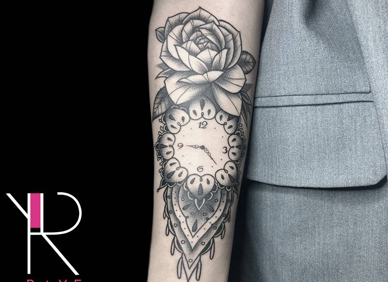 花钟纹身图片_手臂点刺纹身图案
