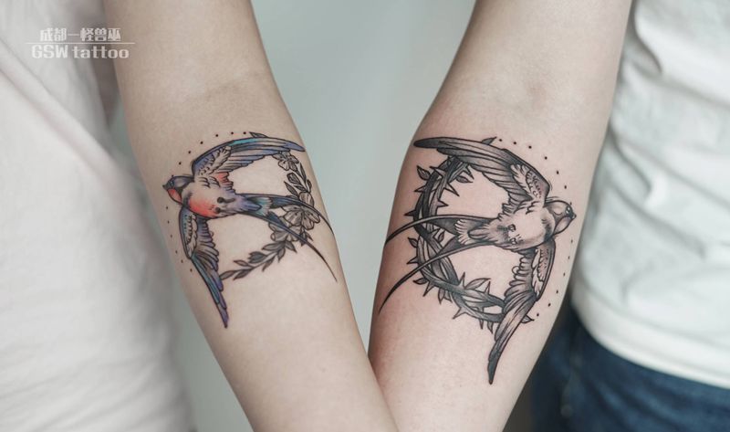 双飞燕纹身图片_手臂纹身图案