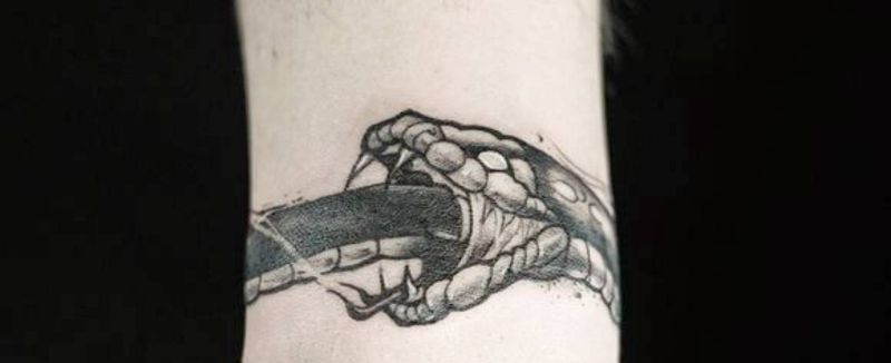 衔尾蛇纹身图片_手臂纹身图案