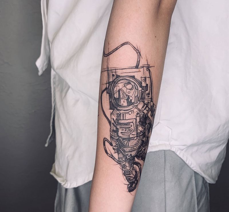 宇航员纹身图片_手臂点刺纹身图案