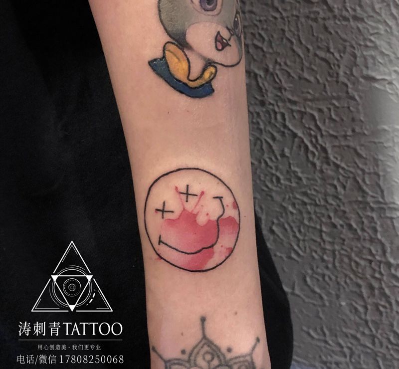 笑脸纹身图片_手臂纹身图案