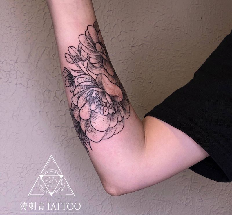 素花纹身图片_手臂点刺纹身图案