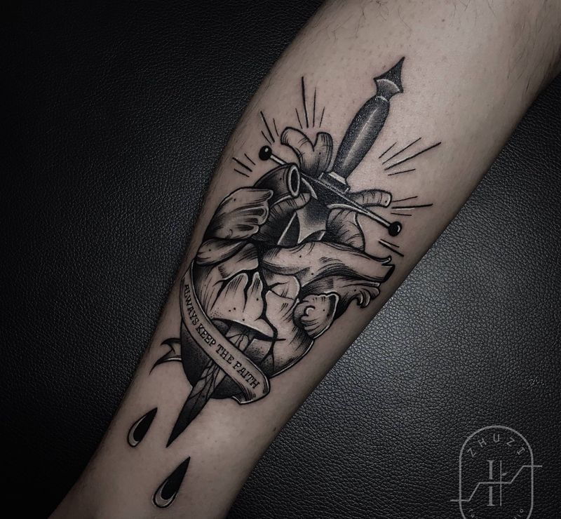 心脏纹身图片_脚部腿部欧美写实纹身图案