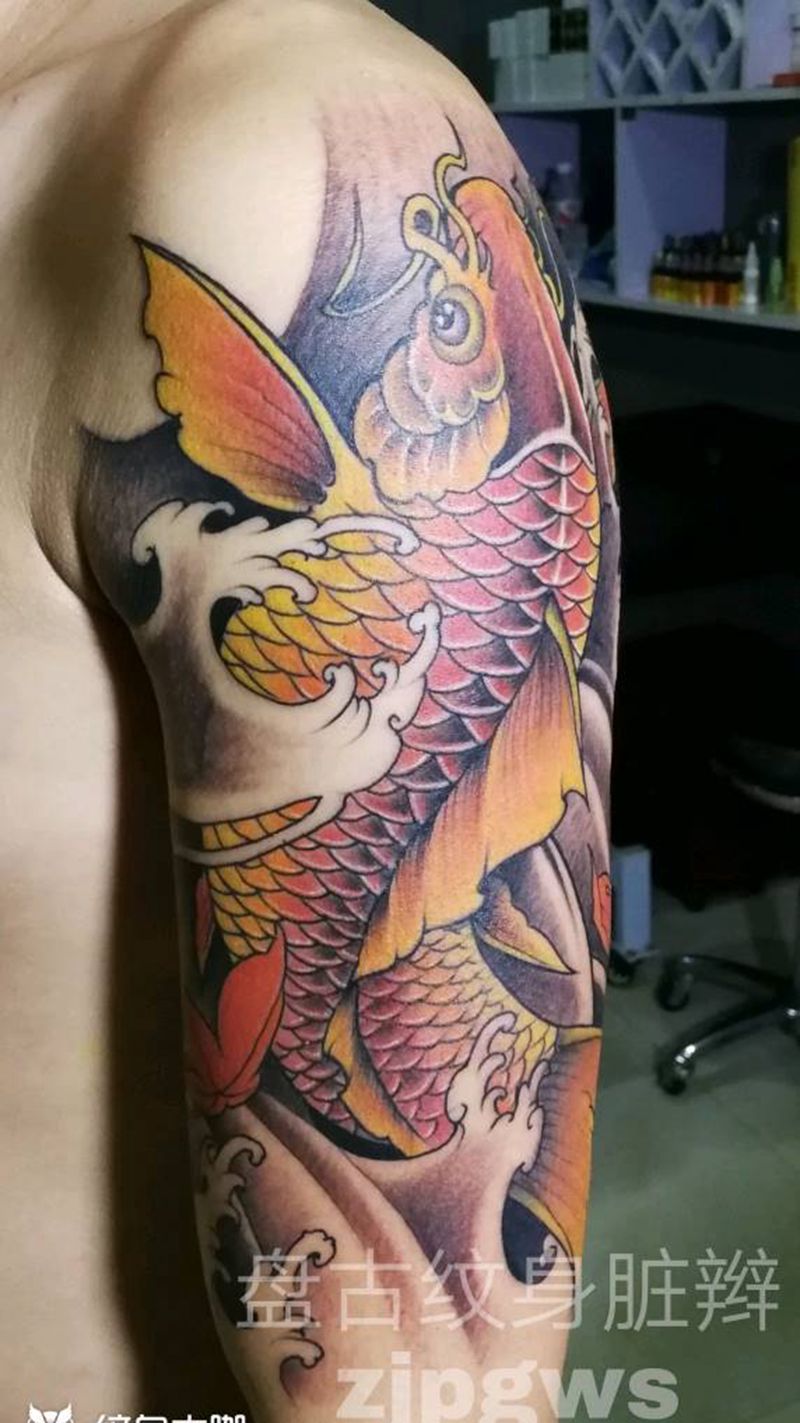鱼纹身图片_肩部传统动物天台盘古盘古脏辫成品纹身图案