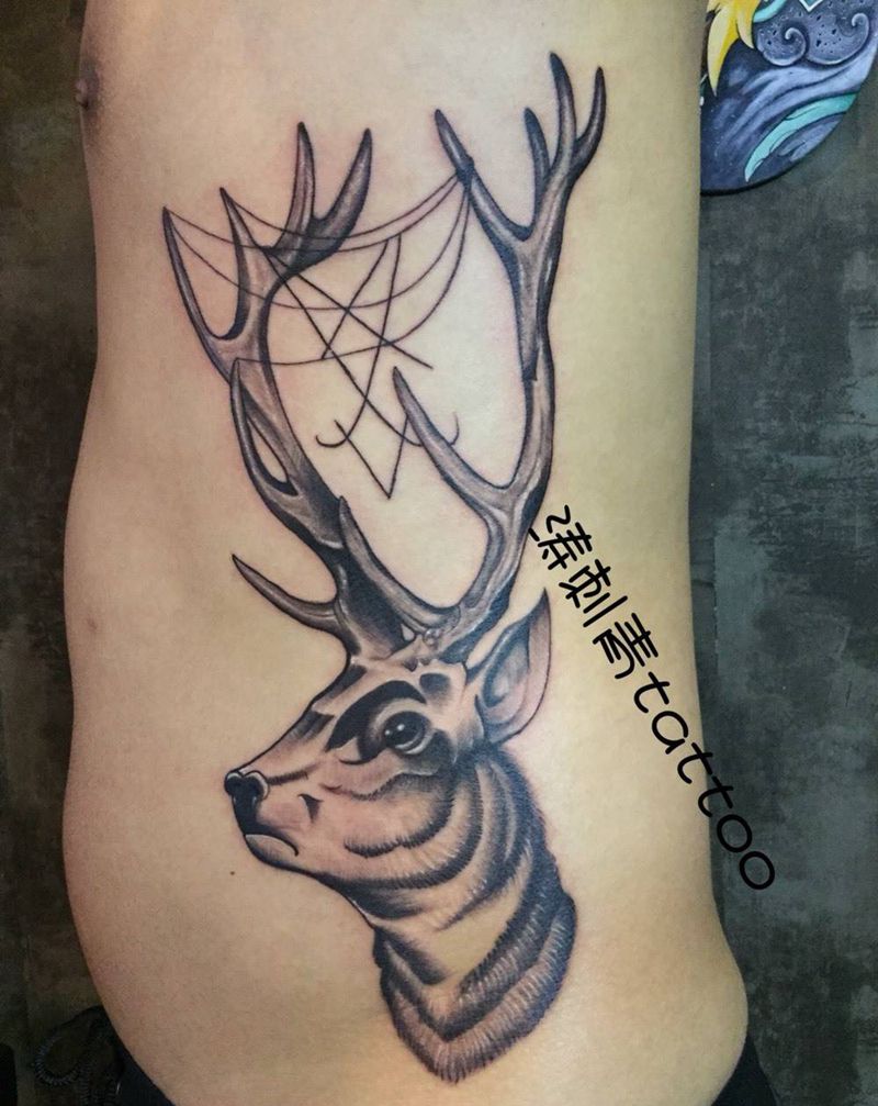 鹿纹身图片_成品腰部纹身图案