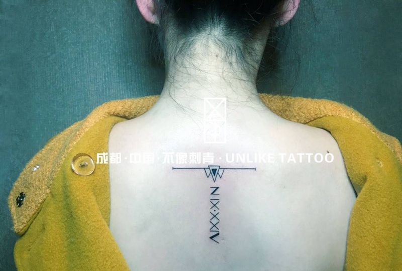 罗马数字纹身图片_成品背部欧美清新几何字符线条纹身图案