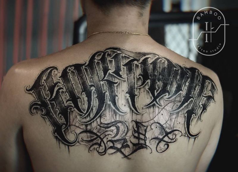 花体纹身图片_背部花体字纹身图案