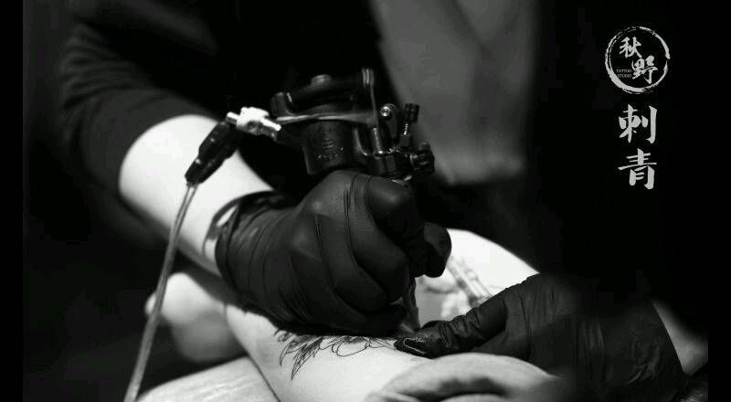 枪花纹身图片_手臂欧美植物静物成品纹身图案