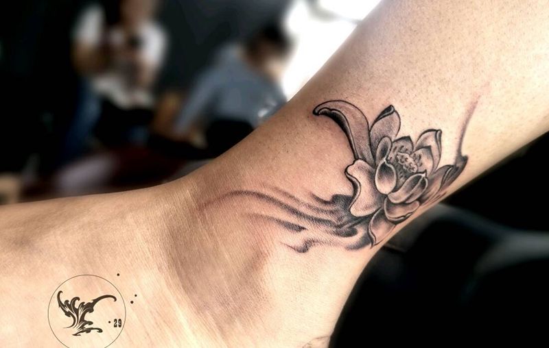 荷花纹身图片_腿部脚部清新国画生动花卉荷花成品纹身图案