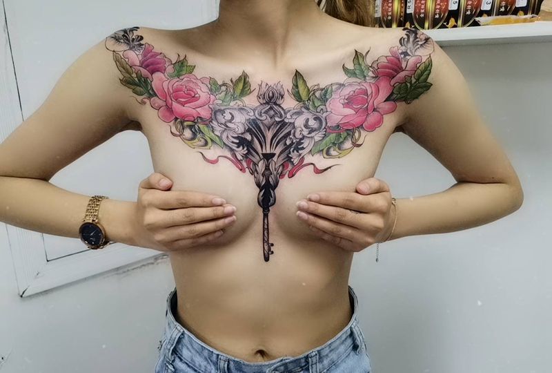 花胸纹身图片_胸部新传统纹身图案
