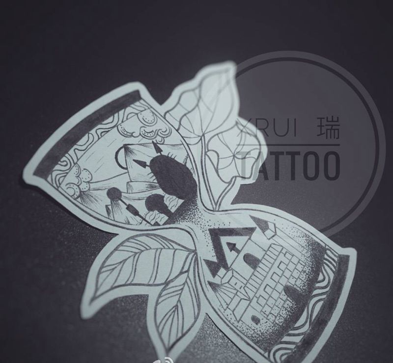 龙猫沙漏纹身图片_手稿欧美清新动物植物原创点刺纹身图案