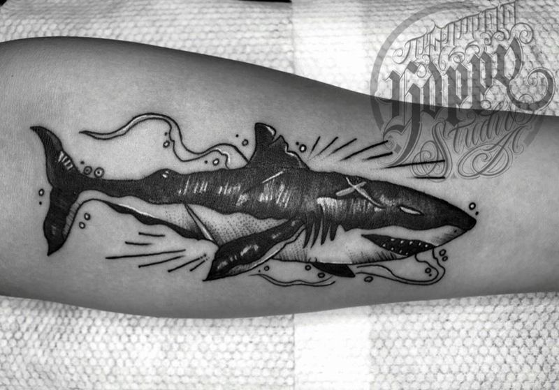 鲨鱼纹身图片_手臂点刺纹身图案