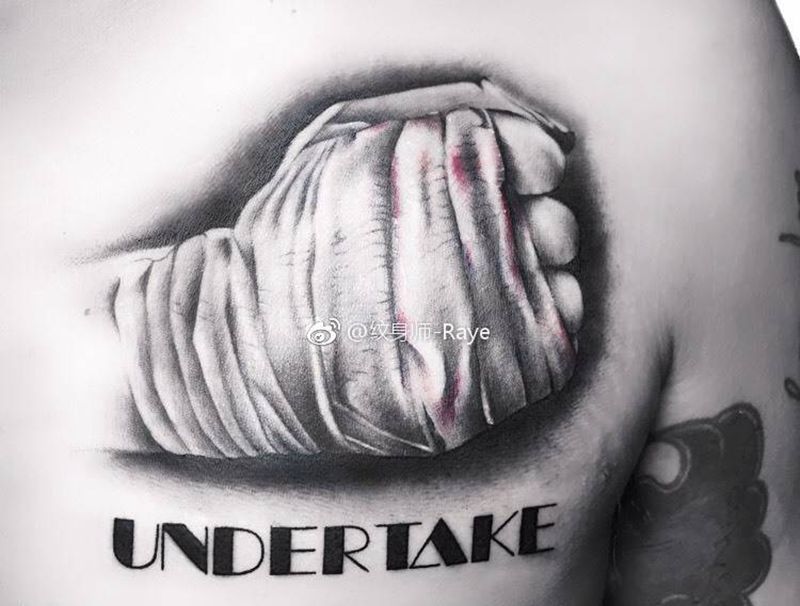 拳手纹身图片_成品胸部欧美清新人物纹身图案