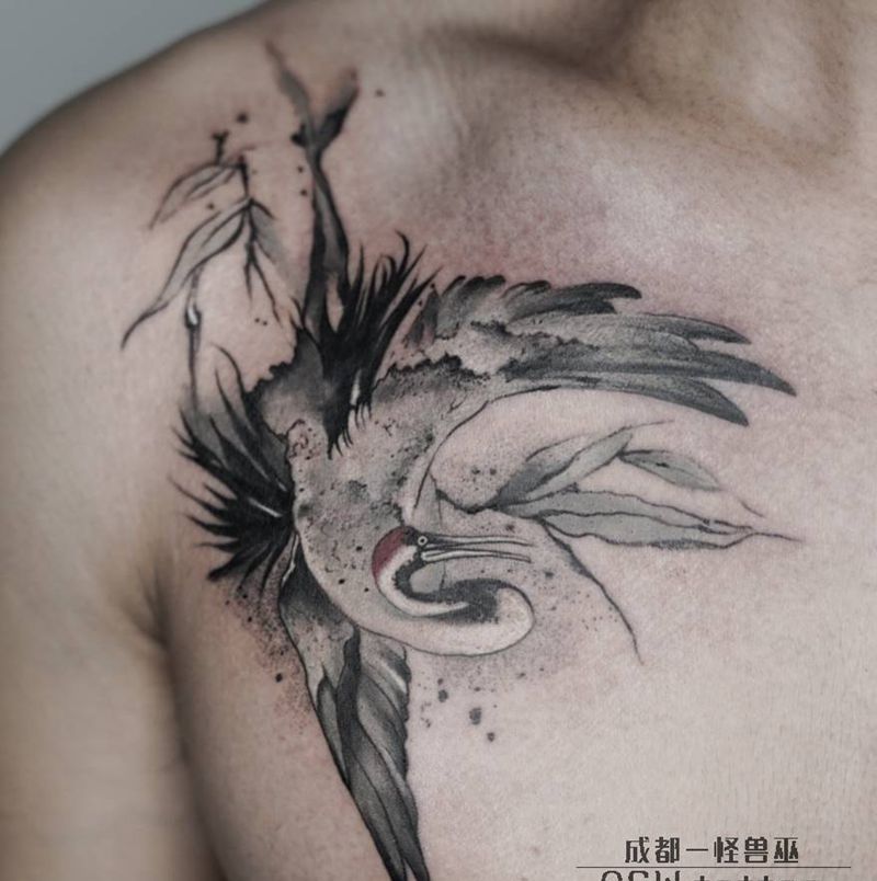 鹤纹身图片_胸部水墨纹身图案
