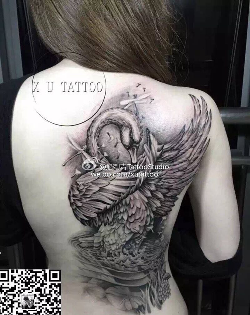 后背写实天鹅纹身图片_成品背部写实天鹅纹身图案