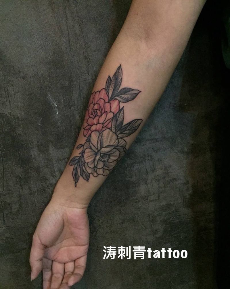 花花纹身图片_手臂点刺纹身图案