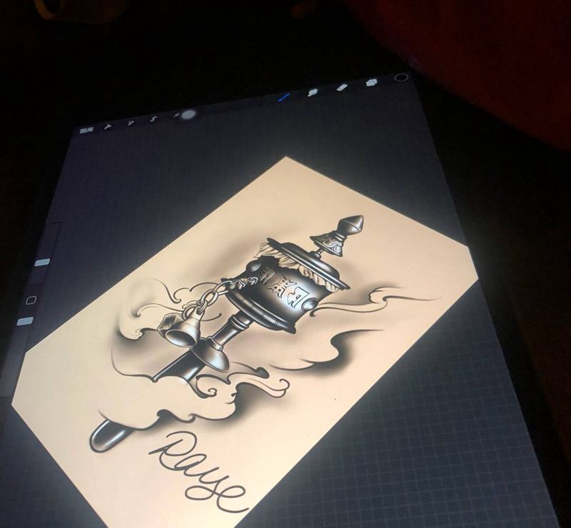 手持转经筒纹身图片_新传统纹身图案