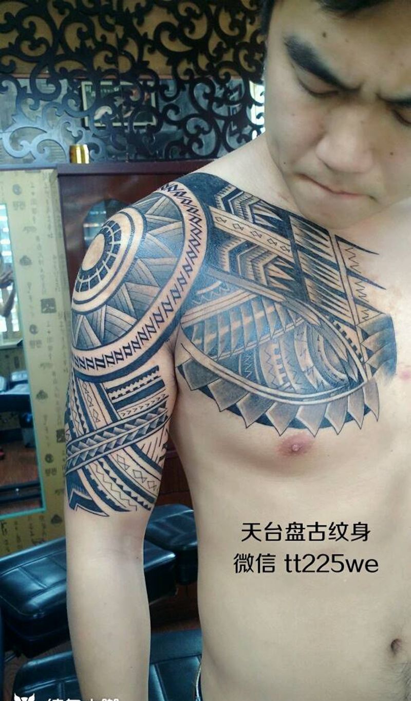 图腾半胛纹身图片_胸部手臂成品纹身图案