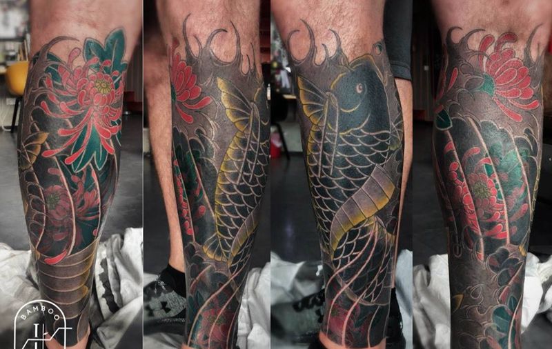 老传统鲤鱼加菊花纹身图片_腿部脚部老传统鲤鱼菊花纹身图案