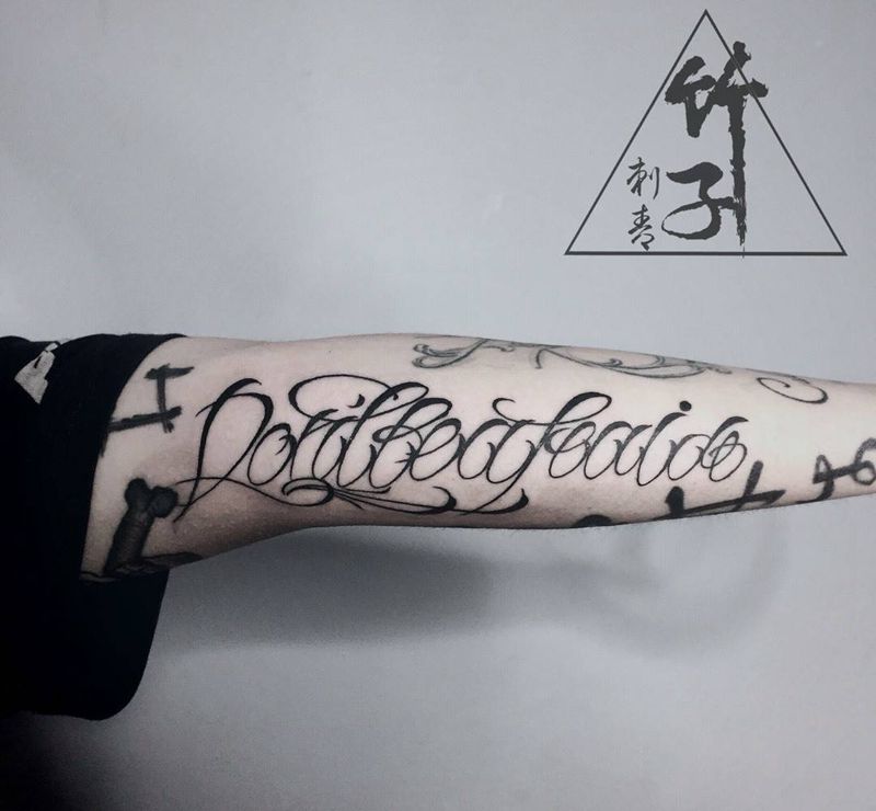 花体英文纹身图片_成品手臂欧美字符原创纹身图案