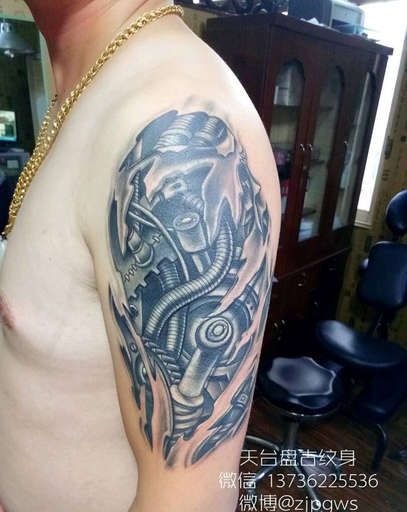 机械纹身图片_肩部欧美写实几何天台盘古成品纹身图案