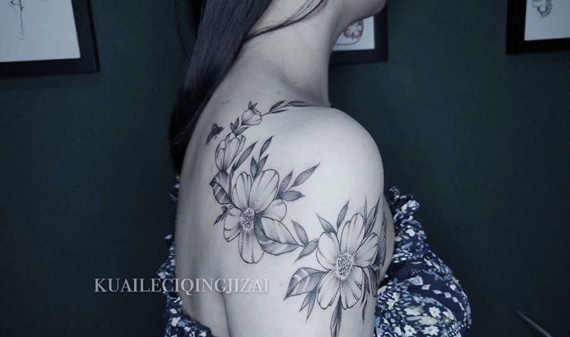 肩花纹身图片_肩部点刺纹身图案