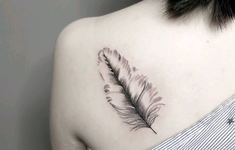 羽毛纹身图片_背部欧美清新写实静物原创成品纹身图案