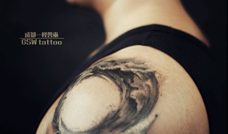 羽毛与海浪纹身图片_肩部国画成品纹身图案