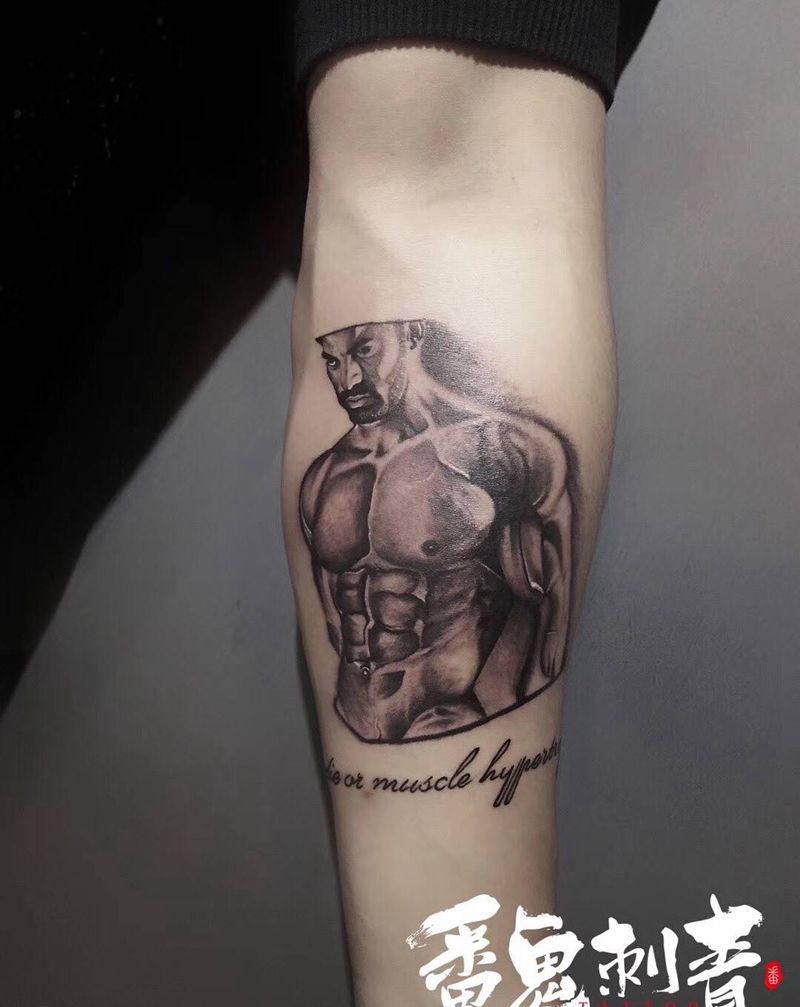 肌肉男纹身图片